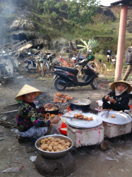 Chợ Gỗ nằm ngay dưới chân núi Sẻ (xã Thăng Bình, huyện Nông Cống, tỉnh Thanh Hóa)