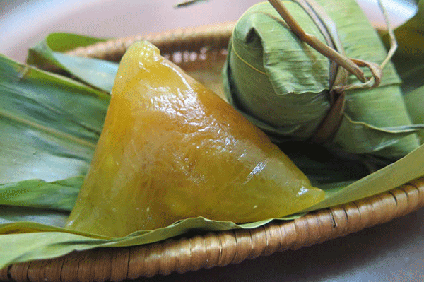 Bánh ú tro thường được cúng trong tết Đoan ngọ