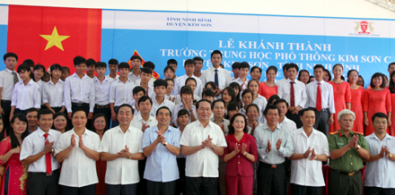 Trung học phổ thông Kim Sơn C,Trung học phổ thông bán công Kim Sơn,Trung học phổ thông Kim Sơn C Kim Sơn Ninh Bình,Trung học phổ thông bán công Kim Sơn Ninh Bình,Chủ tịch nước Trần Đại Quang cắt băng khánh thành trường THPT Kim Sơn C,khánh thành THPT Kim Sơn C