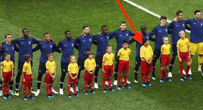 Vì sao các cầu thủ bóng đá bước ra sân cùng trẻ em,World Cup 2018 em thấy mỗi lần ra sân các cầu thủ đều nắm tay trẻ em. Để làm gì vậy ạ,các cầu thủ đá bóng ra sân có các em bé đi theo để làm gì,Say Yes for Children,Hãy nói Có để giúp đỡ trẻ em,player escort,match mascot