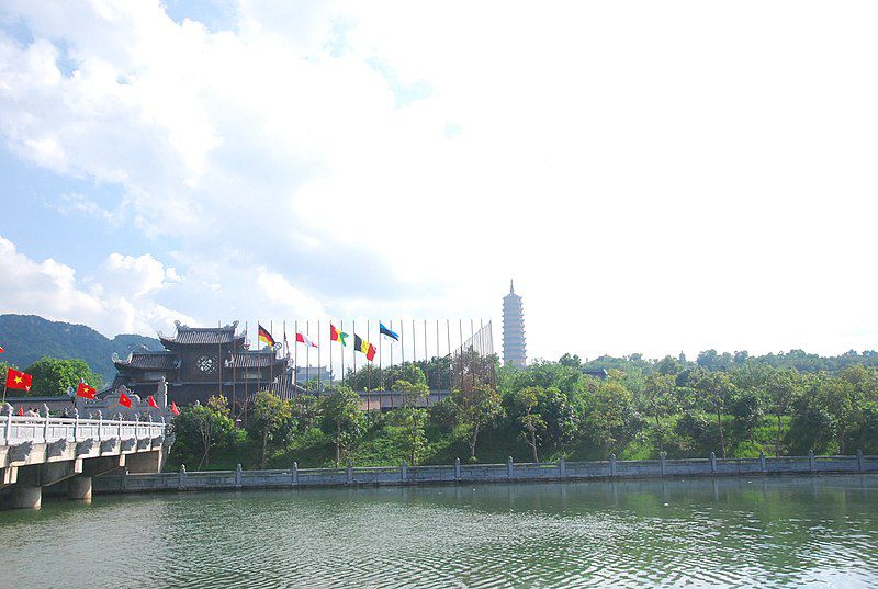 Cổng Tam Quan, Bảo tháp nằm ở phía xa