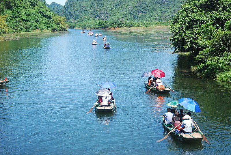 Du thuyền thăm Khu du lịch sinh thái Tràng An