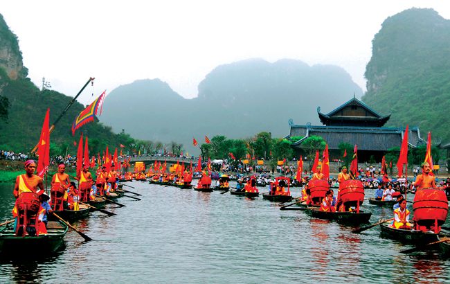 Lễ hội Tràng An diễn ra trên sông