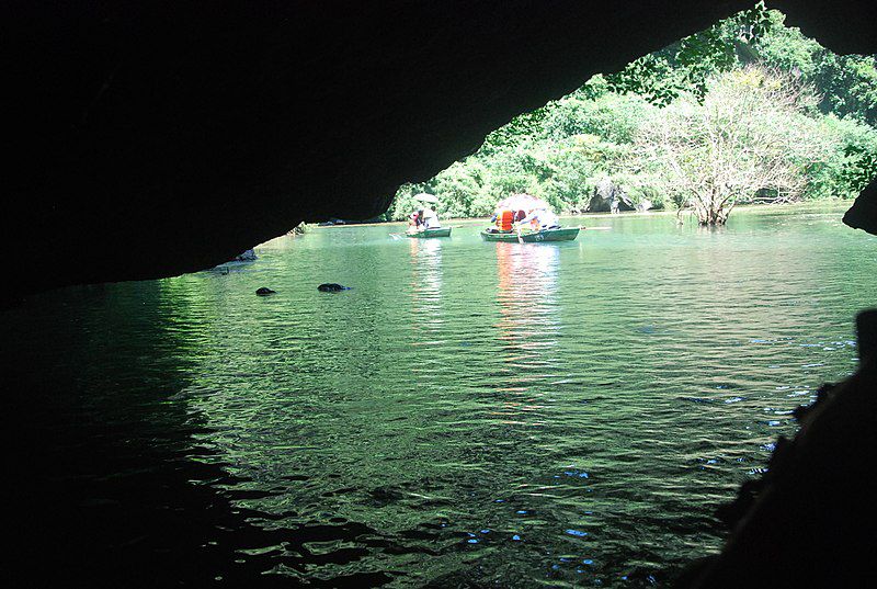Cửa hang luồn