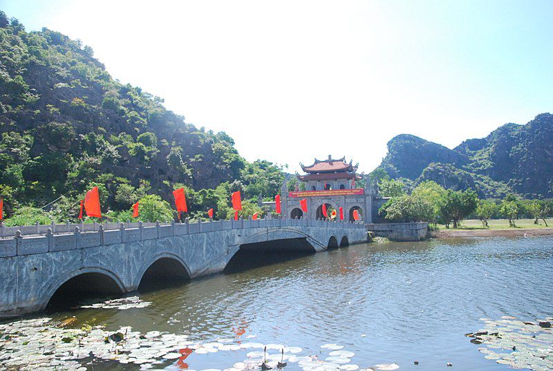 Cửa Đông vào Đền Đinh Lê