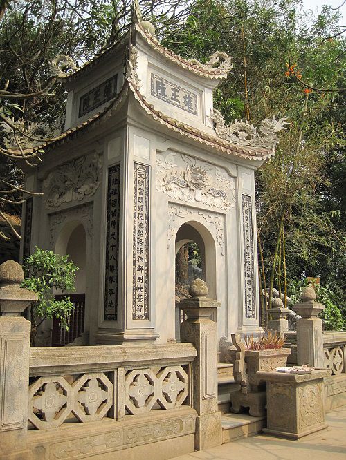 Lăng vua Hùng trên núi Nghĩa Lĩnh