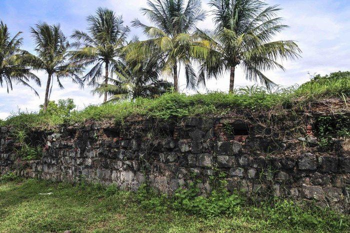 Tường thành với những vết đạn bom,Thành cổ Quảng Trị - Quá khứ hào hùng,Thành cổ Quảng Trị,Du lịch thành cổ Quảng Trị,Khám phá thành cổ Quảng Trị