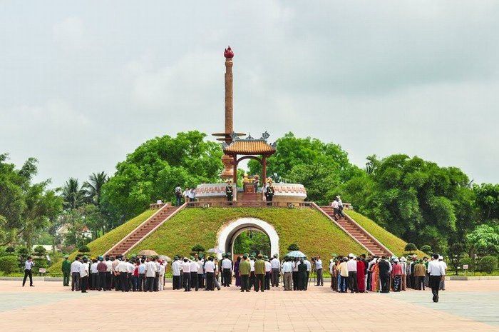 Đài tưởng niệm trong thành cổ Quảng Trị,Thành cổ Quảng Trị - Quá khứ hào hùng,Thành cổ Quảng Trị,Du lịch thành cổ Quảng Trị,Khám phá thành cổ Quảng Trị