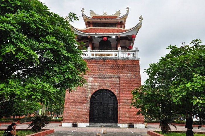 Tháp Chuông tưởng niệm thành cổ anh hùng,Thành cổ Quảng Trị - Quá khứ hào hùng,Thành cổ Quảng Trị,Du lịch thành cổ Quảng Trị,Khám phá thành cổ Quảng Trị
