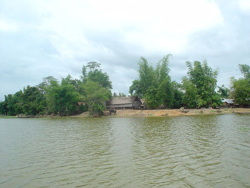 Buôn Jun nhìn từ hồ Lắk,Hồ Lắk (Huyện Lắk - Tỉnh Đắk Lắk),Hồ Lắk,Hồ Lắk là một hồ nước ngọt tự nhiên lớn nhất tỉnh Đăk Lăk