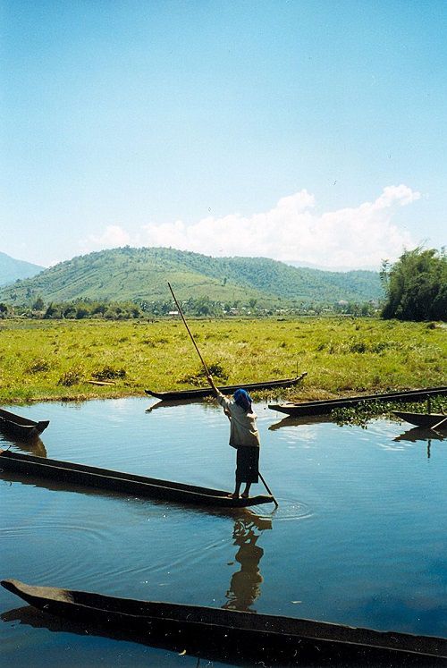 Người dân địa phương dùng thuyền độc mộc đi lại trên hồ,Hồ Lắk (Huyện Lắk - Tỉnh Đắk Lắk),Hồ Lắk,Hồ Lắk là một hồ nước ngọt tự nhiên lớn nhất tỉnh Đăk Lăk