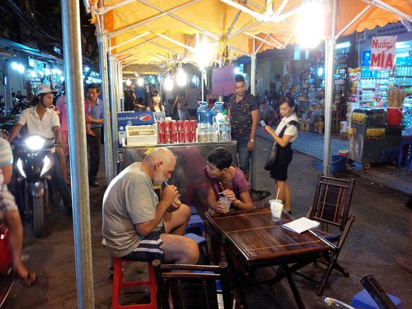 Phố ẩm thực Hàng Buồm