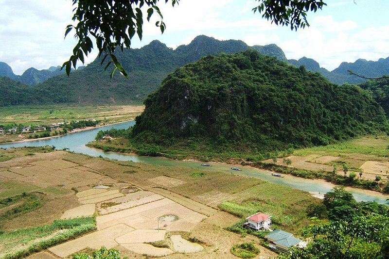 Đường sông Son dẫn tới cửa hang, tấp nập thuyền chở khách du lịch,Vườn quốc gia Phong Nha - Kẻ Bàng,Di sản thiên nhiên thế giới - Vườn quốc gia Phong Nha - Kẻ Bàng,Phong Nha - Kẻ Bàng