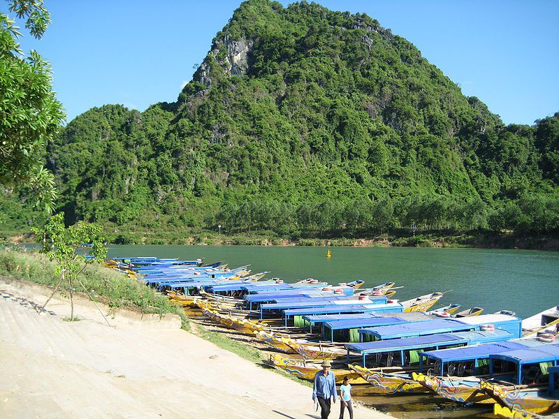 Thuyền phục vụ du khách tham quan đỗ trên dòng sông Son,Vườn quốc gia Phong Nha - Kẻ Bàng,Di sản thiên nhiên thế giới - Vườn quốc gia Phong Nha - Kẻ Bàng,Phong Nha - Kẻ Bàng