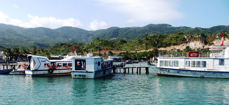 Tàu du lịch ở Vịnh Vĩnh Hy - Ninh Thuận