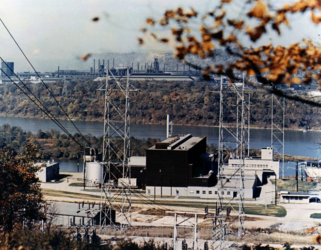 Trạm năng lượng nguyên tử Shippingport trên Shippingport, Pennsylvania là lò phản ứng thương mại đầu tiên ở Hoa Kỳ và được vận hành năm 1957.