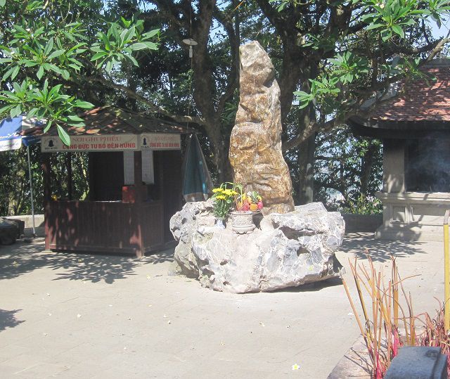 Cột đá thề đền Hùng