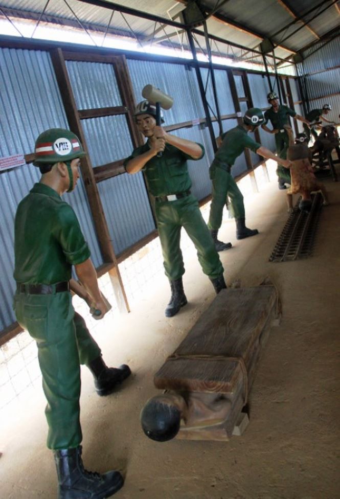 Nhà tù Phú Quốc,Trại giam Tù binh Chiến tranh Phú Quốc,Trại giam Tù binh Cộng sản Phú Quốc,Nhà lao Cây Dừa,Trại huấn chính Cây Dừa,Các hình thức tra tấn tại nhà tù Phú Quốc