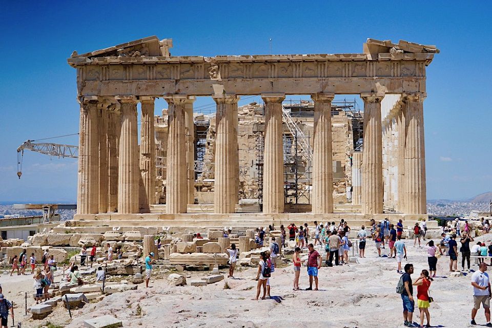 Đền Parthenon và du khách