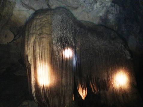 Nhũ đá trong hang Luồn