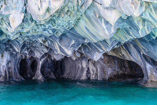 Hang động cẩm thạch Marble trong hồ General Carrera, Chile