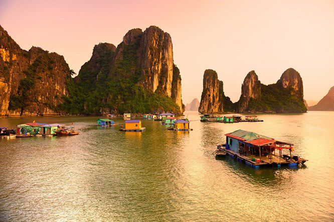 Làng chài nổi ở Vịnh Hạ Long, Việt Nam