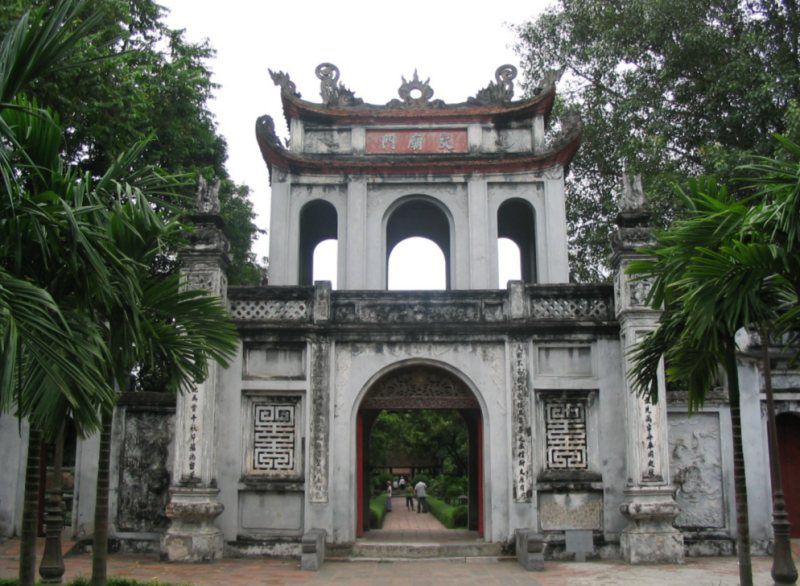 Văn miếu môn, cổng dẫn vào khu thứ nhất,Văn Miếu - Quốc Tử Giám - Trường Đại học đầu tiên của Việt Nam,Văn Miếu - Quốc Tử Giám,Văn Miếu,Quốc Tử Giám