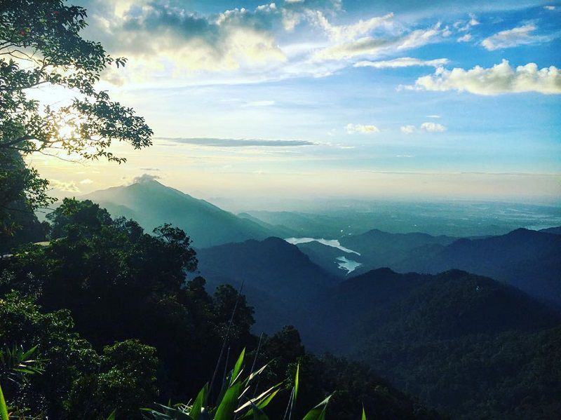 Khung cảnh hùng vĩ của thiên nhiên khi bạn trekking khám phá dãy Bạch Mã