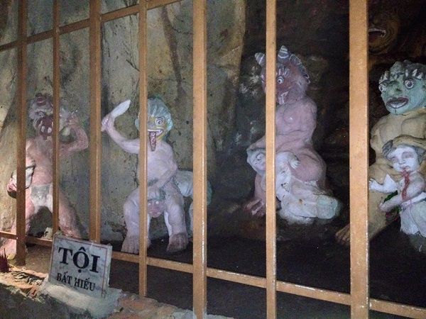 Bên trong động Âm Phủ trên núi Ngũ Hành Sơn, Đà Nẵng