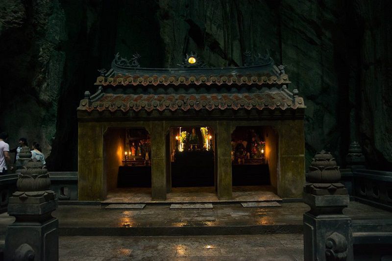 Đền Ông Tơ Bà Nguyệt bên trong động Huyền Không