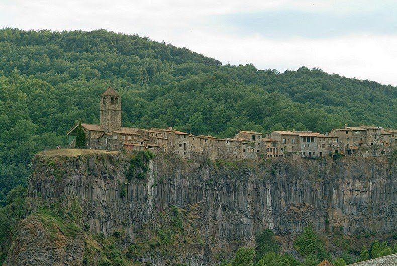 Những ngôi làng trên vách núi,công trình trên vách núi,Castellfollit de la Roca,Tây Ban Nha