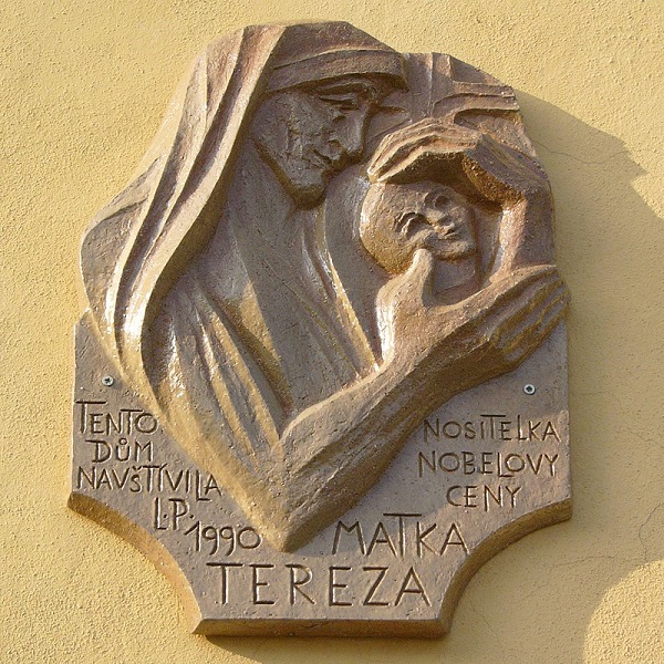 ​Mẹ Teresa, Tranh khắc nổi tại một tòa nhà ở quảng trường Václavské náměstí, Olomouc, (Cộng hòa Séc)