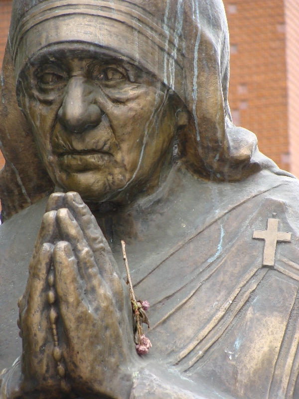 Tượng Mẹ Teresa tại Skopje, Macedonia