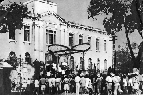 Đoàn người biểu tình ngày 19 tháng 8 năm 1945 trước cửa Bắc Bộ phủ, Hà Nội