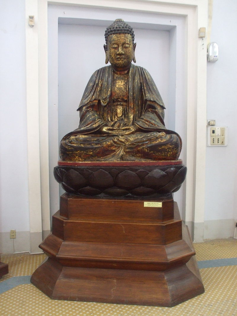 Tượng Phật A-di-đà được làm vào đầu thế kỷ 19, hiện đang trưng bày trong Bảo tàng Lịch sử Việt Nam (Thành phố Hồ Chí Minh)