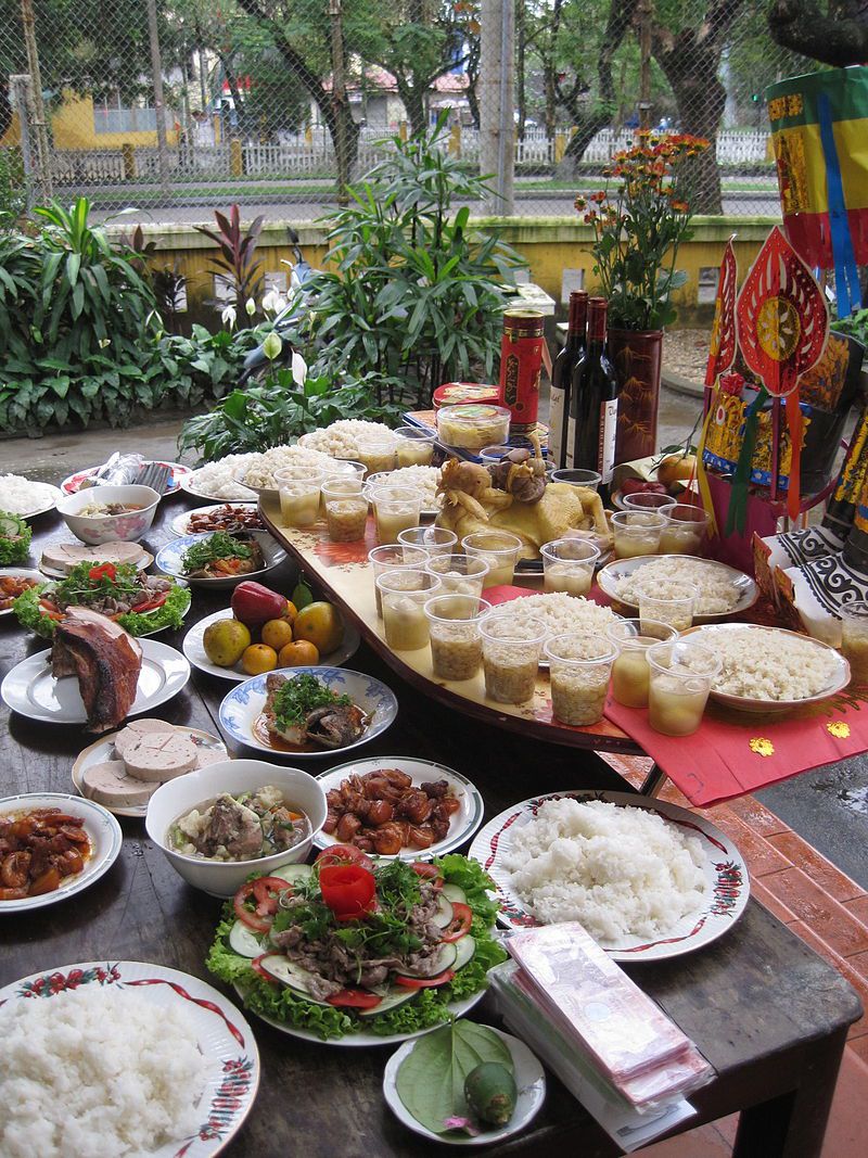 Mâm cơm cúng ngoài trời, tại Huế,ngày lễ Vu lan báo hiếu là ngày nào,vu lan,báo hiếu,vu lan báo hiếu,ngày lễ vu lan là gì,ngày lễ vu lan là ngày nào,ngày lễ báo hiếu là gì,ngày lễ báo hiếu là ngày nào,tháng bảy ngày rằm xá tội vong nhân,ngày xá tội vong nhân là ngày nào,ngày rằm tháng bảy là ngày gì,rằm tháng bảy,rằm tháng 7,Tết Trung Nguyên là ngày nào,ngày Tết Trung Nguyên,Tết trung nguyên là gì