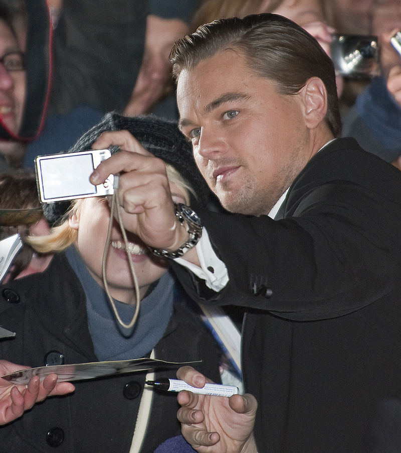 Selfie là gì,ảnh tự sướng là gì,tự sướng,tự sướng là gì,Selfie,ảnh tự chụp,Leonardo DiCaprio tại Liên hoan phim Berlin 2010