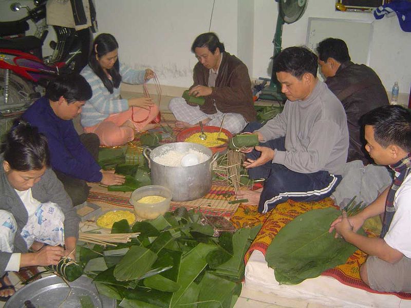 Một gia đình đang gói bánh chưng chuẩn bị cho ngày Tết Âm lịch.