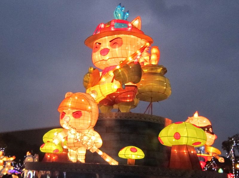 Vị tướng Teemo trong Liên Minh Huyền Thoại có khả năng bắn phi tiêu độc và đặt nấm tại triển lãm ở Đài Loan 2013.