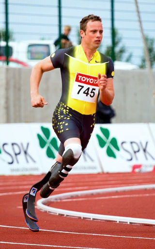 Paralympic là gì,Paralympic,Paralympic Games,Thế vận hội dành cho người khuyết tật,Thế vận hội Paralympic,Thế vận hội dành cho người khuyết tật là gì,Oscar Pistorius trên vòng đua vào ngày 8 tháng 7 năm 2007. Anh sử dụng hai chân giả để tham gia thi đấu.