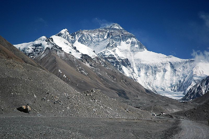 Quang cảnh núi Everest nhìn từ Rongbuk Monastery