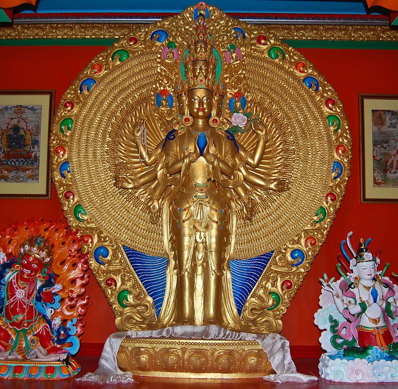 Tượng Quán Thế Âm ngàn tay ngàn mắt.