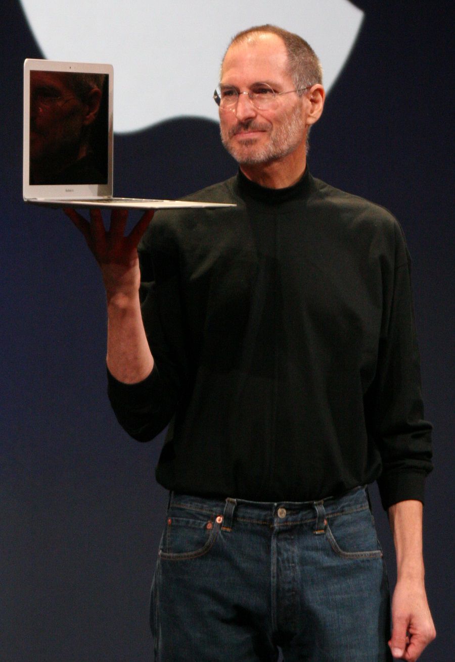 Jobs đang giữ chiếc laptop MacBook Air tại Triển lãm và Hội thảo Macworld 2008.