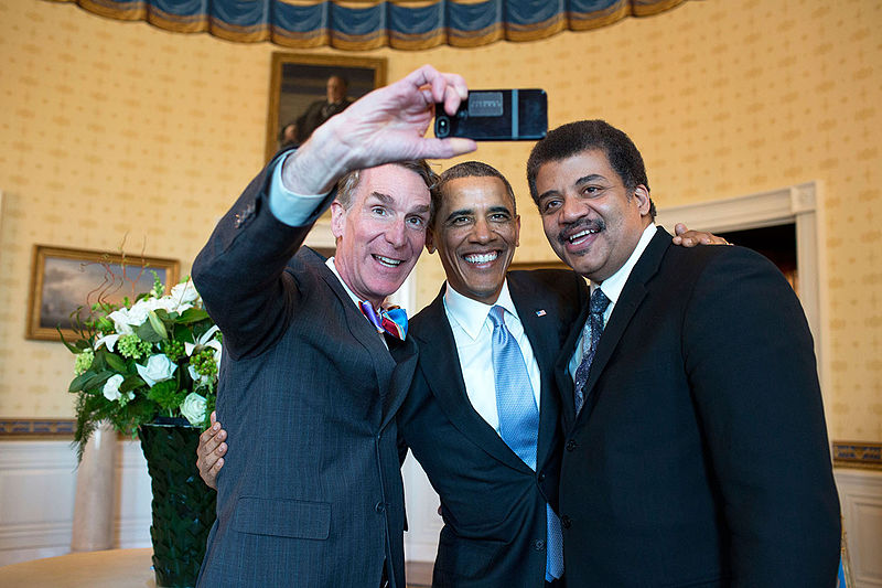 Selfie là gì,ảnh tự sướng là gì,tự sướng,tự sướng là gì,Selfie,ảnh tự chụp,Nhà khoa học và điều khiển chương trình truyền hình Bill Nye tự chụp hình với tổng thống Barack Obama và nhà vật lý học Neil deGrasse Tyson, năm 2014
