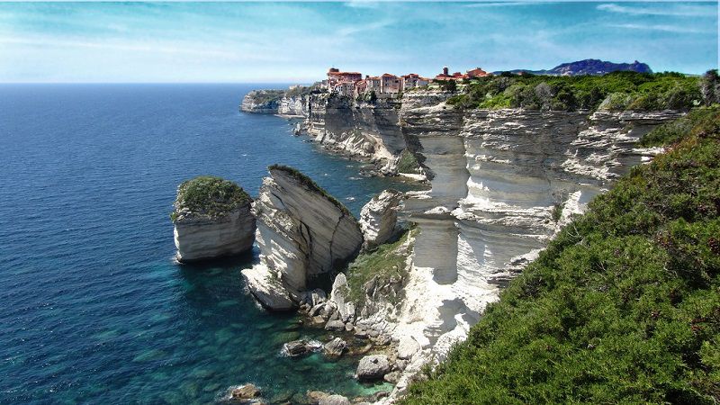 Những ngôi làng trên vách núi,công trình trên vách núi,Thị trấn Bonifacio,Pháp