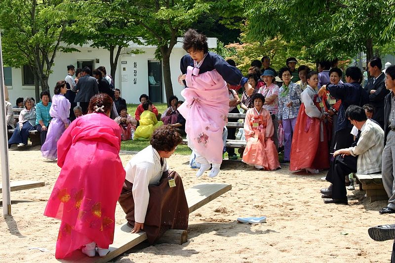 Tết Đoan Ngọ là gì,Tết Đoan Ngọ,Tết Đoan Dương,Tết Đoan Dương là gì,Tết giết sâu bọ,Tết diệt sâu bọ,Tết diệt sâu bọ là gì,ý nghĩa tết đoan ngọ,ngày 5 tháng 5 âm lịch,tết mùng 5 tháng 5,mùng 5 tháng 5 âm lịch,truyền thuyết tết Đoan Ngọ,truyền thuyết về Khuất Nguyên,Khuất Nguyên