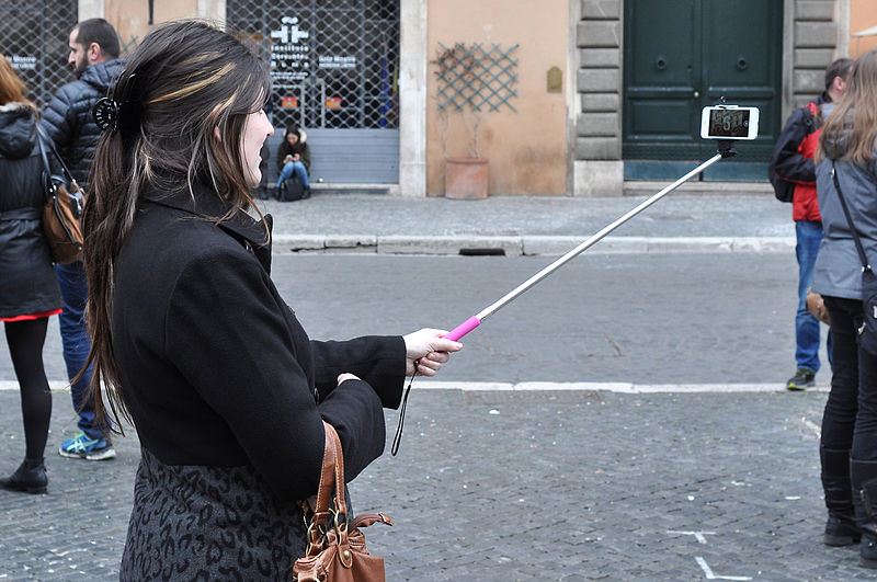 Selfie là gì,ảnh tự sướng là gì,tự sướng,tự sướng là gì,Selfie,ảnh tự chụp,Một cô gái tự chụp hình với gậy hỗ trợ tự chụp ảnh