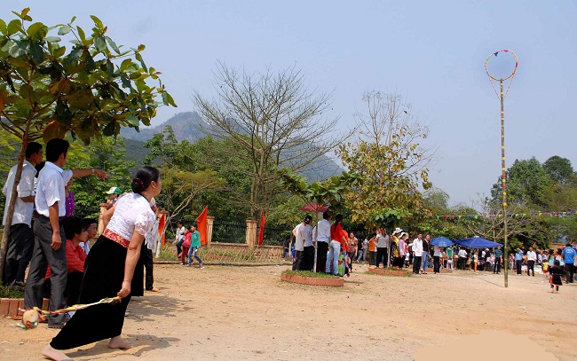 Chơi Ném Còn,Xuân về cùng với bản làng,Trai thanh gái lịch vui càng thêm vui,Vượt qua vòng ngắm ngang trời,Tiếng reo dậy đất điệu cười giòn tan,câu đố về quả còn,quả còn,câu đố về trò chơi ném còn,ném còn,cách chơi ném còn,quả còn là gì,trò chơi ném còn là gì,ném còn là gì