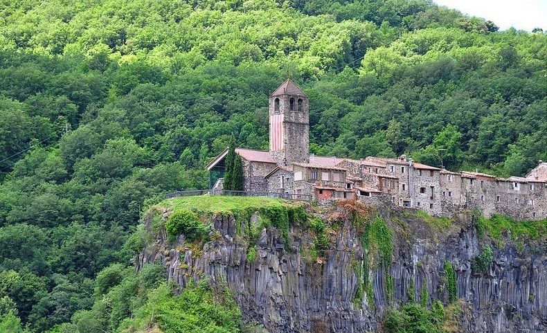 Những ngôi làng trên vách núi,công trình trên vách núi,Castellfollit de la Roca,Tây Ban Nha