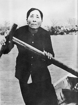 Mẹ Suốt đang chèo đò,Mẹ Suốt,Quảng Bình có mẹ anh hùng, Dưới bom đạn Mỹ, qua sông đưa đò, Thân mình mẹ chẳng có lo, Một lòng góp sức diệt thù ngoại xâm
